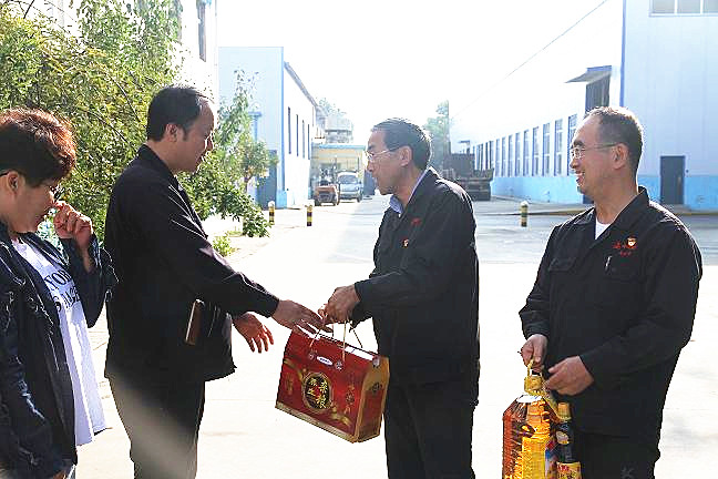 1579399812330053.jpg 壯麗七十年 禮贊勞動者 集團公司工會國慶前夕慰問勞模工匠2.jpg